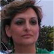 Laureata in Scienze e tecnologie alimentari, impartisce lezioni di matematica base, biologia, tecnologia per scuole medie