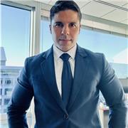 Profesor de derecho para jóvenes estudiantes que quieran reforzar sus estudios universitarios