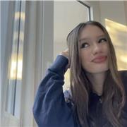 Cambridge Lehrerin und sehr gute Schülerin in Englisch hilft jüngeren Kindern (bis zur 10 Klasse) ihr Englisch zu verbessern.