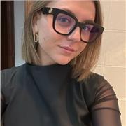 Estudiante de último curso de farmacia con alto conociendo en biología, química, fisiología y anatomía