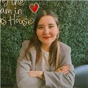 Profesora de inglés y español imparte clases virtuales a los niños de todas las edades