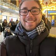Estudiante de ingeniería para enseñar a estudiantes instituto