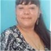 Profesora de inglés imparte clases a estudiantes de todas las edades