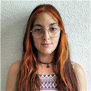 Maestra de Primaria que abarca todas las materias con especialidad en inglés dirigido a alumnado de entre 6 y 12 años.