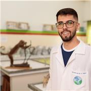 Dou aula de Ciências. Encontro-me próximo a formatura, sou estudante de Licenciatura em Ciências Biológicas, já defendi meu tcc e fui aprovado, restando apenas a colação