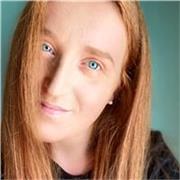 Sono un'insegnante e offro lezioni di inglese ai bambini della scuola primaria e ai ragazzi di medie e superiori. 