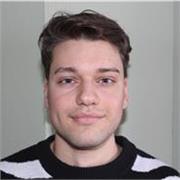 Estudiante universitario de Administración de empresas con conocimientos altos en matemáticas