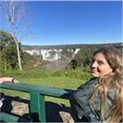 Médica que da clases de biología y educación para la salud