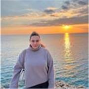 Laureata in scienze e politiche ambientali, studente di Scienze Marine impartisce lezioni di scienze fino a studenti universitari