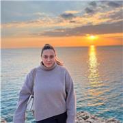 Laureata in scienze e politiche ambientali, studente di Scienze Marine impartisce lezioni di scienze fino a studenti universitari