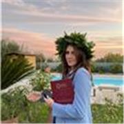 Laureata in interpretariato e traduzione, impartisce lezioni di italiano, inglese, spagnolo e francese