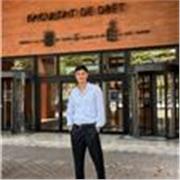 Profesor de italiano imparte clases a alumnos de educacion primaria