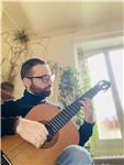 Insegnante di musica e chitarra classica impartisce lezioni. teoria e solfeggio, chitarra classica, acustica, elettrica
