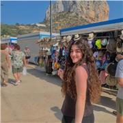 Estudiante con ganas de enseñar y ayudar a niños a mejorar en sus estudios. Me gusta explicar de forma clara y con paciencia.