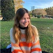 Soy una persona entusiasta y alegre. Puedo dar clases adaptadas al nivel de cada alumno, ya sean niños, adolescentes o adultos, sin problema.