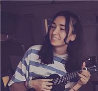 Graduada en el conservatorio y cursando el superior de composición de música. doy clases didácticas de piano y ukelele para niños