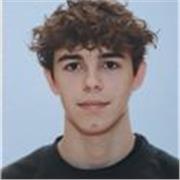 Profesor de matemáticas que imparte clase a niños de primaria de forma online