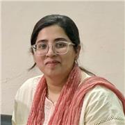 Friendly English Tutor Helping Students Build Confidence and Fluency