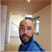 Coach sportif donne des cours de sport particulier à domicile ou en ligne