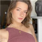 Profesora de arte, especialmente pintura y cine, apta para todas las edades.