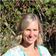 Amoureuse des mots depuis toujours, de formation littéraire, pédagogue et patiente, j’accompagne  les élèves du primaire au lycée.