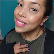 Profesora de Español dicta clases a Adultos y Niños