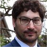 professeur expérimenté donne cours en ligne