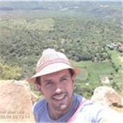 Educador físico, bailarín y coreógrafo con 12 años de experiencia, con enfoque en la enseñanza de baile social a jóvenes y adultos que suele pensar  es que yo no sé ,  eso no es para mi    que pena ir a clases de eso  pero que en el fondo siempre han quer