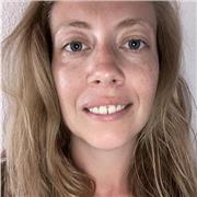 Profesora de inglés imparte clases a personas de todas ls edades