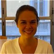 Laureata magistrale in Lettere moderne impartisce lezioni a studenti di scuola secondaria, primo e secondo grado