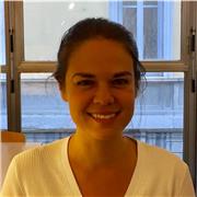 Laureata magistrale in Lettere moderne impartisce lezioni a studenti di scuola secondaria, primo e secondo grado