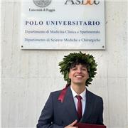 Studente laureato insegna a bambini da remoto le basi della lingua italiana