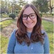 Me llamo Cristina y soy graduada en Filología Hispánica. Además, he trabajado como correctora de textos recientemente y también soy escritora de fantasía y literatura juvenil