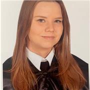 Profesora de inglés joven a estudiantes de todas las edades