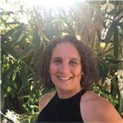 Professeur de français particulier donne des cours de français à des élèves de primaire et collège