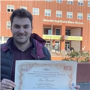 Docente di Matematica nella scuola secondaria di secondo grado, impartisce con passione ed esperienza