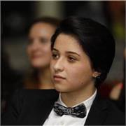 Diplomata al liceo linguistico, conseguita certificazione cambridge di livello C2, esperienza nell'insegnamento della lingua