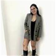 Profesora de Español dicta clases a alumnos de todas las edades