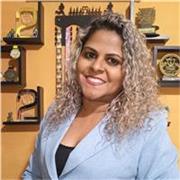 Escritora oferece aula de literatura e produção de texto, incluindo redações e textos acadêmicos