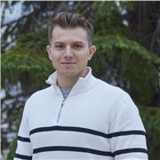 Finden Sie den besten Weg, eine Sprache zu lernen. Junger Professor, spanischer und deutscher Muttersprachler