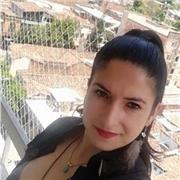 Profesora de ciencias naturales imparte clases para primaria y bachillerato