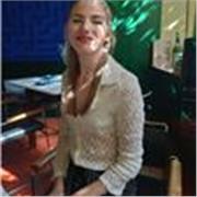 Chica con nivel avanzado de inglés imparte clases de inglés a niños de primaria y de la ESO online