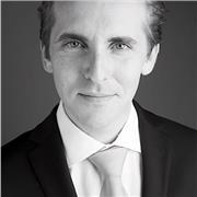 Chef d’orchestre d’opéra enseigne :
- Harmonie au clavier
- chant
- piano
- solfège