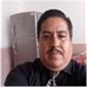 Profesor de Computación imparte clases a niños de todas las edades