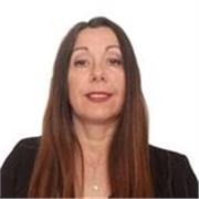 Profesora nativa da clase con seria y simpatia