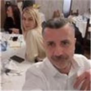 Maestro di pugilato impartisce lezioni di boxe