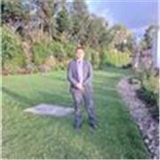 Profesor de apoyo con los deberes relacionados con la lengua castellana, la literatura y la lectura crítica