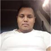 Joven Profesor de fútbol que imparte clases a niños y jóvenes de todas las edades