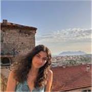 Studentessa universitaria di economia e statistica offre lezioni di matematica a ragazzi delle superiori