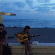 Profesor de guitarra nivel bajo, para personas que nunca han tratado con una guitarra y les es de especial interes